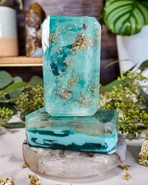 𝗢𝗣𝗨𝗟𝗘𝗡𝗧 𝗡𝗔𝗧𝗨𝗥𝗘 𝗦𝗢𝗔𝗣 𝗕𝗔𝗥 🌿 | Our Opulent Nature soap bar offers a luxurious cleansing experience infused with pure eucalyptus essential oil for a refreshing, invigorating scent. 🧖🏻‍♀️ | What makes it truly special are the gold beads that gently burst, releasing moisturizing jojoba oil to nourish your skin. ✨ | Adorned with shimmering gold flakes, this soap comes in two styles: with delicate floral embeds or a smooth finish, letting you choose your preferred touch of elegance. LIMITED STO... Eucalyptus Essential Oil, Gold Flakes, Soap Bar, Jojoba Oil, Bar Soap, Gold Beads, The Gold, Essential Oil, Your Skin