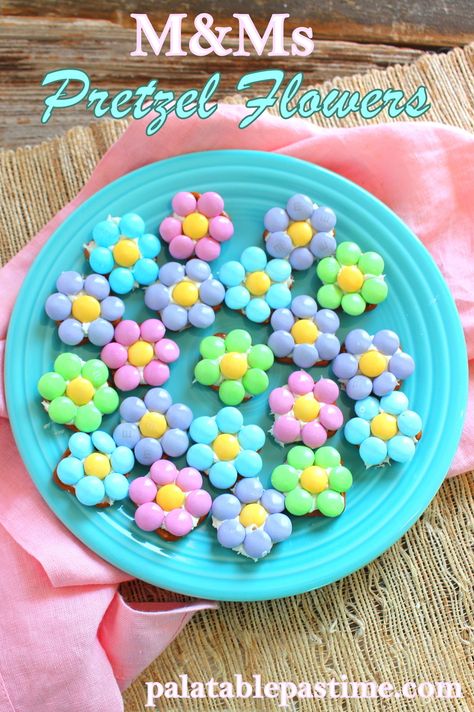 M&M Pretzel Flowers Pretzel Flowers, Easter Candy Ideas, Flower Pretzel Bites, Pretzel Snack Recipes, Easter Pretzel, Hot Chocolate Easy, Italian Hot Chocolate, Spring Snacks, Pretzel Snacks