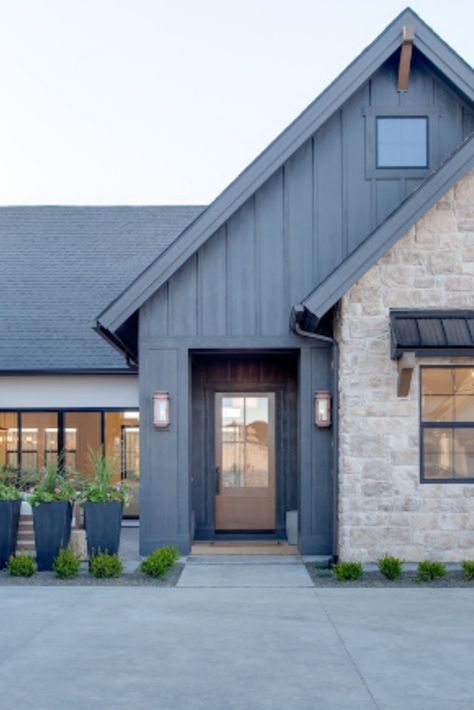 Renovation Facade, Stone Exterior Houses, Gray House, Front Courtyard, Modern Farmhouse Home, Modern Farmhouse Exterior, Farmhouse Front, Casa Exterior, Exterior Stone