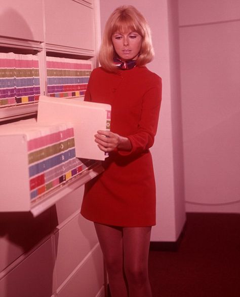 37 Vintage Portrait Photos of Sexy Secretaries in the 1960s ~ vintage everyday 70s Lookbook, Atomic Space Age, 60's Mod, Retro Computer, Swinging 60s, Mod Girl, 60s And 70s Fashion, Swinging Sixties, Sixties Fashion