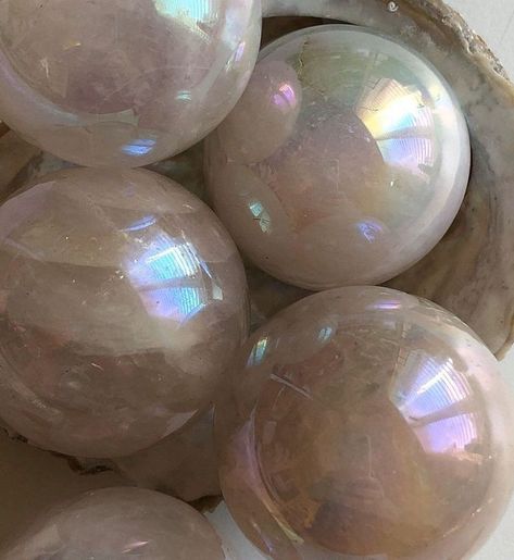 Angel Aura Rose Quartz, Aphrodite Cabin, Ed Wallpaper, Aura Rose Quartz, Aphrodite Aesthetic, Crystal Chakra, Mermaid Aesthetic, Goddess Of Love, Stone Healing