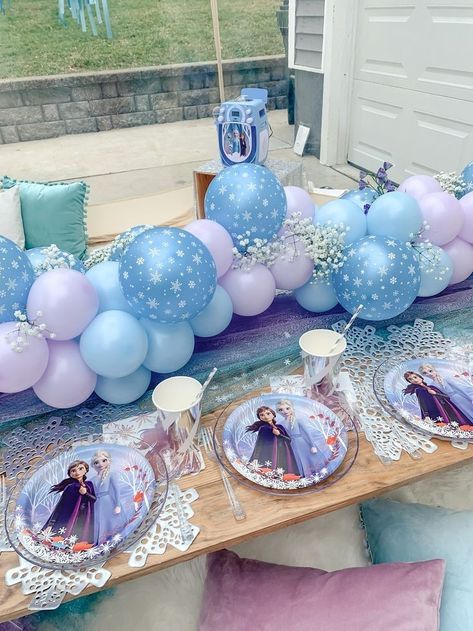 Disney Frozen Theme Party, Frozen Party Outdoor, Disney Frozen Party Decorations, Frozen Birthday Table Setting, Frozen Party Outfit, Frozen Birthday Party Decorations Diy Cricut, 2 Year Frozen Party, Else Birthday Party, Anna Frozen Party Ideas