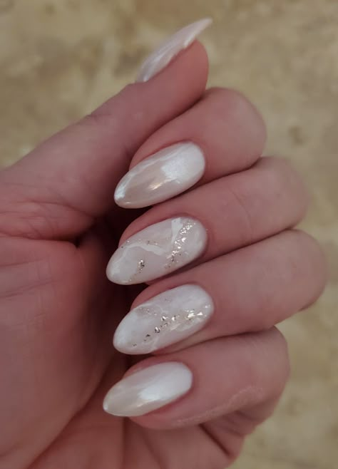 Milky white with marble effect and white chrome White Chrome Nails Wedding, Wedding Nails Pearl White, Nails For Ivory Wedding Dress, Marble Milky Nails, Ivory Gel Nails, White Marble And Gold Nails, Milky White Nails With Marble, White Nails For Wedding The Bride, Elegant Nails Wedding For Bride