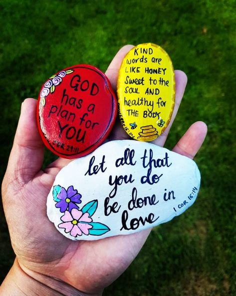 40+ Spectacular Rock Painting Ideas For You To Experiment With Christian Rock Painting Ideas, Painted Crosses, Prayer Rocks, Easy Rock Painting Ideas, Rock Sayings, Easy Rock Painting, Scripture Painting, Frog Rock, Inspirational Rocks