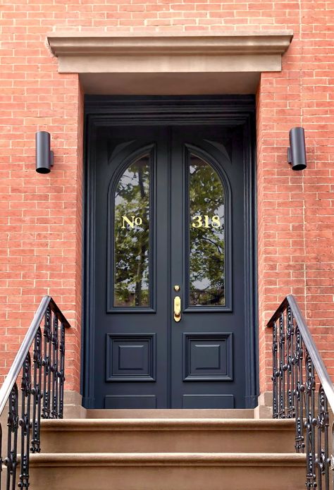 Across the five boroughs of New York City, brownstone rowhouses line the blocks, monuments to the history and lifestyle of New York City. Townhouse Front Door, Country Front Door, Victorian Doors, Victorian Front Doors, Door Solutions, French Front Doors, Stair Cases, Spiral Stair, Rooftop Gardens