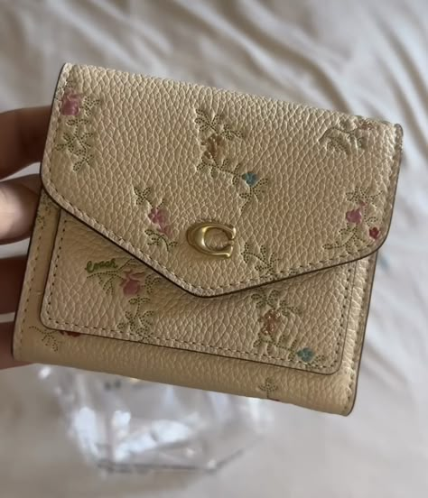 Cute Designer Wallets, Vintage Wallet Aesthetic, Coach Wallet Aesthetic, Cutesy Gifts, Cute Wallet Aesthetic, Girly Things To Buy, Cute Wallets For Women, Wallet Embroidery, Pretty Wallet