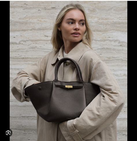 Demellier London New York Bag Midi Demellier New York, Casual Travel Outfit, Midi Outfits, Marie Antoinette Style, London Bag, Claire Rose, Tote Outfit, London Bags, Mocha Color