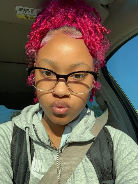 Pink Dyed Locs, Locs Pink, Pink Locs, Dyed Locs, Colored Locs, Curly Hair Drawing, Cute Hair Colors, Short Locs, Locs Styles