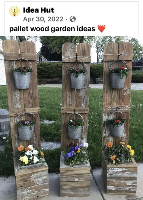 Pallet Flower Box, Outdoor Wood Projects, Pallet Garden Furniture, Garden Layouts, Barn Wood Crafts, Garden Decor Diy, Garden Decor Projects, Pallet Crafts, Wood Planters