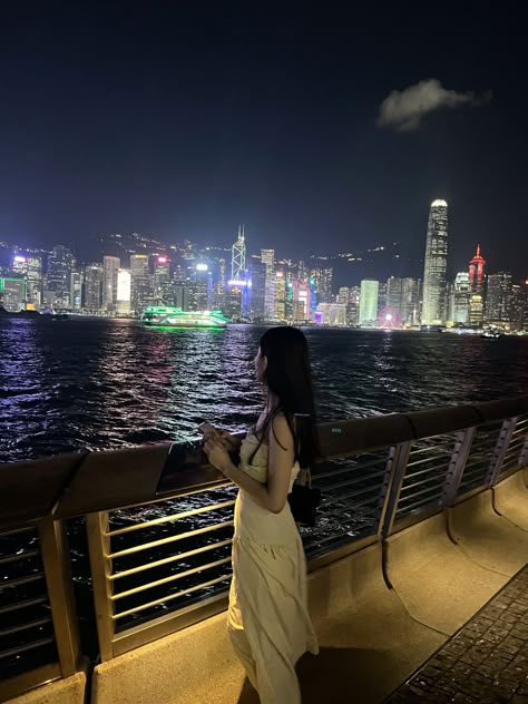 Stars of Avenue in Hong Kong Hongkong Pose Ideas, Hong Kong Picture Ideas, Hongkong Picture Ideas, Hong Kong Night Aesthetic, Avenue Of Stars Hong Kong, Hong Kong Aesthetic Outfit, Hong Kong Photo Ideas, Hongkong Outfit Travel, Hongkong Night