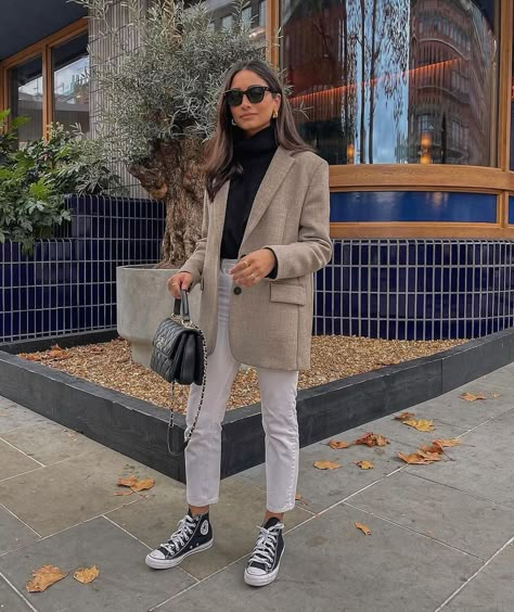 What To Wear In 50-Degree Weather? 30 Chic Outfit Ideas #winteroutfits #wintertrends #outfittrends 50 Degree Weather Outfit, Euro Outfits, Degree Outfit, Foral Dress, Fashion 23, White Jeans Outfit, Chique Outfits, Europe Outfits, Random Fashion