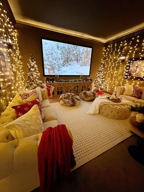 Christmas Room Inspiration, Tv Stand Decor Ideas, Holiday Bedroom Decor, Christmas Sleepover, Holiday Bedroom, Tv Stand Decor, Christmas Dreaming, Christmas Apartment, Cozy Christmas Decor