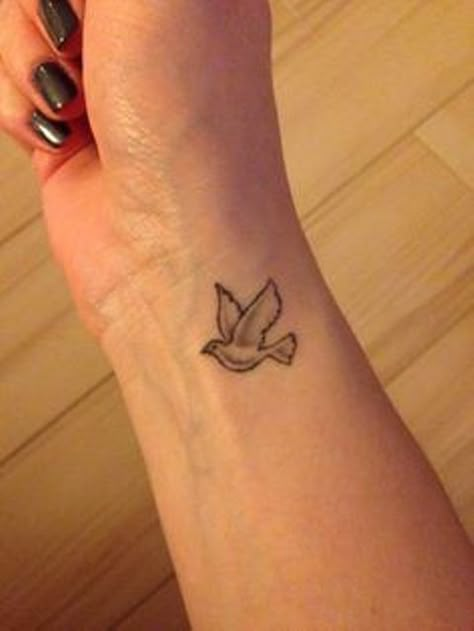 61 Small Dove Tattoos and Designs with Images - Piercings Models Tats Meaningful, Small Dove Tattoos, Simple Bird Tattoo, Small Bird Tattoos, Dove Tattoo Design, Tattoos Creative, Vogel Tattoo, Dove Tattoos, Bird Tattoo Wrist