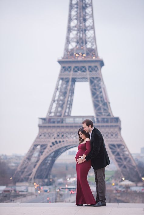 Eiffel Tower Maternity Shoot, Pregnant In Paris, Paris Maternity Photoshoot, Photoshoot Paris, Pregnant Photoshoot, Europe Pics, Grad Photo Ideas, Maternity Photography Poses Couple