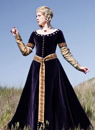 noblewomen in the middle ages 14th Century Fashion, Sca Garb, Medieval Gown, Medieval Garb, Medieval Clothes, Viking Dress, Medieval Woman, Queen Costume, Medieval Costume