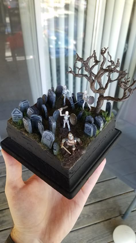 Miniature Graveyard Diorama, Clay Graveyard, Halloween Diaroma, Diorama Clay, Spooky Diorama, Easy Diorama, Graveyard Diorama, Diorama House, Dioramas Ideas