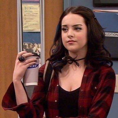 Elizabeth Gillies as jade west on victorious Jade West Aesthetic, Victorious Tv Show, Nickelodeon Outfits, Jade West Style, Jade Victorious, Elizabeth Gilles, Uk Icon, Jade West Victorious, West Aesthetic