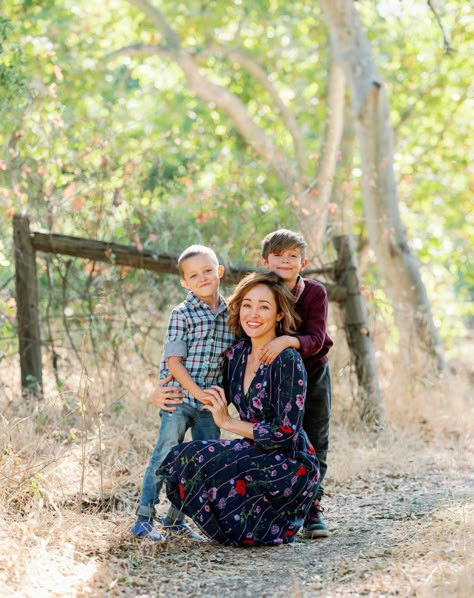 Mother With Two Sons, Mother 2 Sons Photography, Mother And Two Sons Photography, Mom 2 Sons Photography, Mother And 2 Sons Photoshoot, Mum And Sons Photography, Mom And 2 Sons Photoshoot, Mom And Sons Poses, Photography Nature Ideas