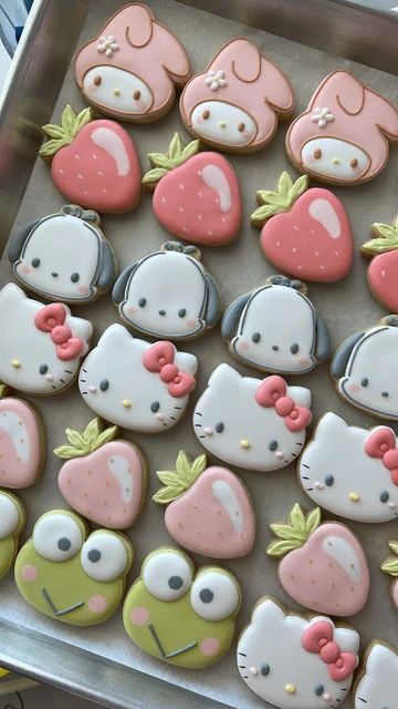 Busy Bee Sweet Aesthetic Cookie Decorating, Sanrio Cookies Decorated, Sanrio Sugar Cookies, Baking Decorations Ideas, Cookie Shapes Ideas, Cute Biscuits, Royal Iced Cookies Ideas, Cookie Icing Ideas, Cute Cookies Aesthetic