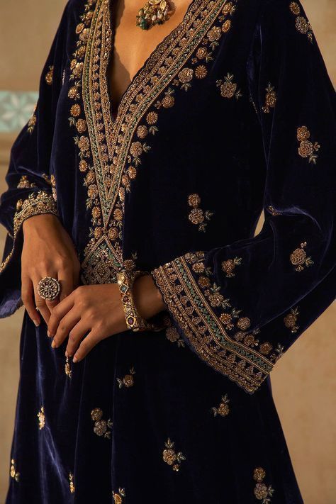 Navy Blue Velvet Suit, Sureena Chowdhri, Velvet Suit Design, Velvet Dupatta, Sari Design, Desi Fits, Velvet Dress Designs, Pakistani Fashion Party Wear, Velvet Suit