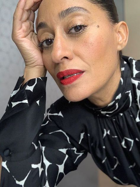 How to Wear Bright Lipstick Like You Know What You're Doing Pop Of Color Hair, Traci Ellis Ross, Bright Pink Lipstick, Tracee Ellis Ross Style, Ways To Boost Your Mood, Tracee Ellis Ross Fashion, Makeup Dewy, Bright Lipstick, No Makeup Makeup