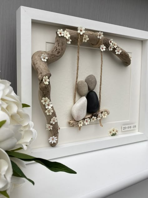 Diy Wedding Gift Ideas, Pebble Wedding Art, Money Frame Gift Ideas Wedding, Wedding Pebble Art, Pebble Art Wedding Gift, Engagement Pebble Art Couple, Pista Shell Crafts, Wedding Present Ideas, Homemade Wedding Gifts