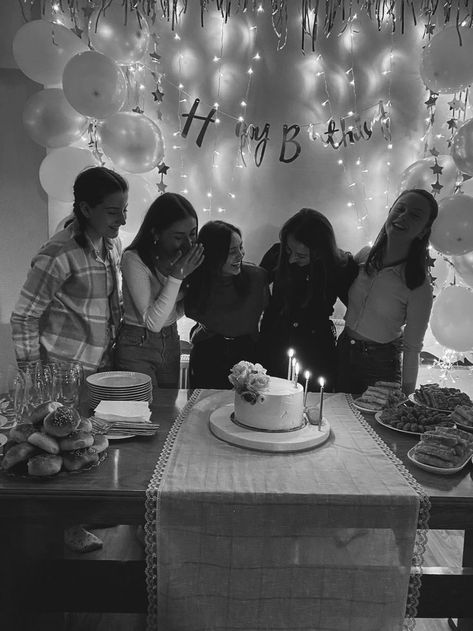 Birthday Pictures Ideas With Friends, Birthday Aesthetic With Friends, Birthday Party Photos Friends, Birthday Party Photo Ideas With Friends, Birthday With Friends Aesthetic, Birthday Party Photoshoot With Friends, Birthday At Home Aesthetic, Birthday Photo Ideas With Friends, Group Birthday Photoshoot