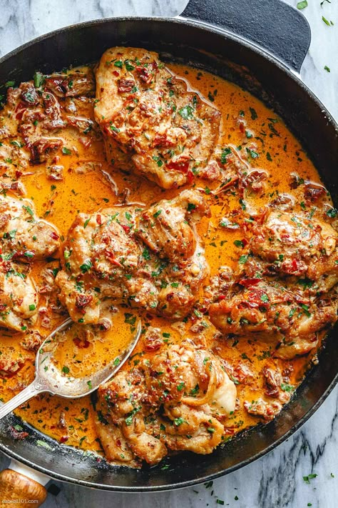 Skillet Chicken in Sundried Tomato Parmesan Cream Sauce - #chicken #dinner #eatwell101 #recipe - Easy and flavorful - This chicken skillet recipe is an easy, crowd-pleasing dinner ready in 30 minutes. Enjoy! - #recipe by #eatwell101® Skillet Chicken Thighs, Chicken Breast Instant Pot, Chicken Panini Recipes, Tomato Parmesan, Panini Recipes Chicken, Cooking Chicken Thighs, Chicken Recipes Indian, Best Chicken Dishes, Chicken Breast Crockpot