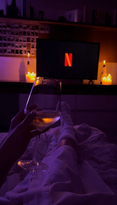 Soiree Chill, Netflix And Chill Aesthetic, Alfonso Coke, 90s Hairstyles Short, Calm Night, Chill Mood, Fav Aesthetic, Cute Beach Pictures, Beautiful Wallpapers For Iphone