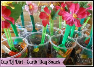 Dirt cake snack & the flower spoons are so cute! Earth Day Snacks, Cup Snacks, Earth Day Party, Dirt Dessert, Earth Day Theme, Dirt Cup, Earth Activities, Kids Brunch, Dirt Cups