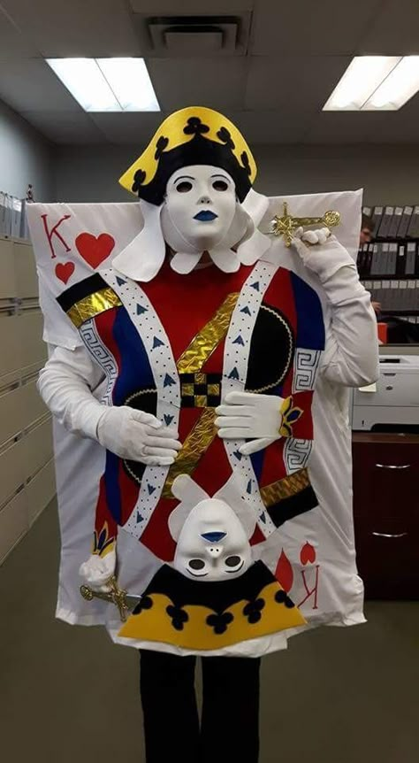 King Of Hearts Costume, Fancy Dress Costumes Kids, Clever Costumes, Halloween Costume Props, Heart Costume, Creepy Halloween Makeup, Clever Halloween Costumes, Alice In Wonderland Costume, Book Week Costume