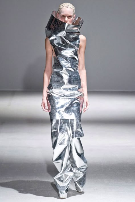 Gareth Pugh Fall 2014 Collection Metal Dress, Space Fashion, Gareth Pugh, Metal Fashion, Couture Mode, Futuristic Fashion, Live Fashion, Future Fashion, Silver Dress