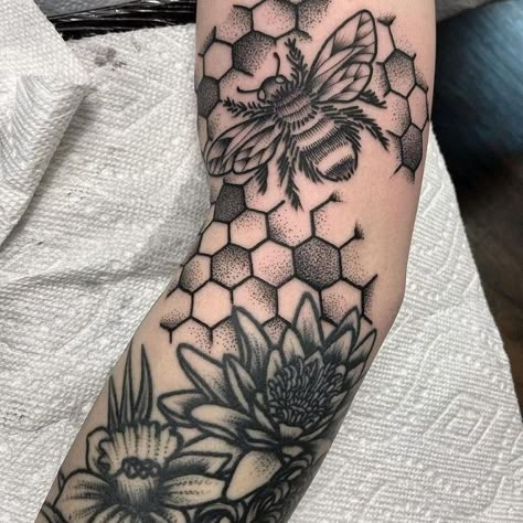 Mandala Tattoo Mann, Hexagon Tattoo, Honeycomb Tattoo, Tattoo Sleeve Filler, Backpiece Tattoo, Bee Tattoo, Knee Tattoo, Sleeve Ideas, Leg Sleeve