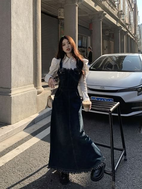 Dresses Korean Style, Strapless Denim Dress, Denim Overall Dress, Sleeveless Long Dress, Vestidos Vintage, Modest Fashion Outfits, Modest Outfits, Vintage Denim, Modest Fashion