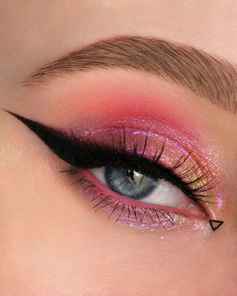 Sparkly Makeup Looks, Pink Sparkly Makeup, Colour Eye Makeup, Eye Makeup Tips For Beginners, Coloured Eyeshadow, Multi Colored Eyes, Sparkle Eyeshadow, Wide Set Eyes, Eye Makeup Application