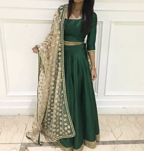 Plain Lehenga With Heavy Dupatta, Plain Lengha With Heavy Dupatta, Partywear Lehenga, Green Lehenga Choli, Indian Dresses For Women, Heavy Dupatta, Lehenga Crop Top, Crop Top Lehenga, Simple Lehenga