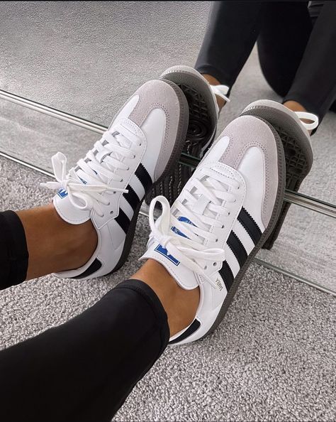 Weird Shoes, High Air Force 1, Looks Adidas, Summer Wishlist, Gymnastics Shoes, Samba Shoes, Samba Outfit, Outfit Photos, Trendy Shoes Sneakers