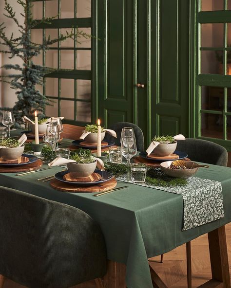 Green Christmas Dinner Table, Green Christmas Table Decor, Green Christmas Table, Xmas Table Decorations, Computer Desk Setup, Green Tablecloth, Christmas Dinner Table, Christmas Table Centerpieces, Green Table