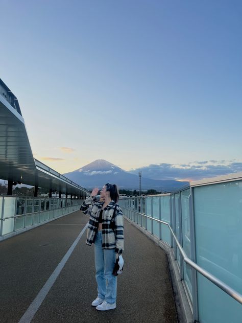 Mt Fuji Japan aesthetic Japan photo ideas Japanese fashion Ootd Shibuya Kyoto Outfit Autumn, Japan Autumn Outfit, Outfit In Winter, Mt Fuji Japan, Japan Autumn, Japan Winter, Fuji Japan, Trip Outfit, Winter Ootd