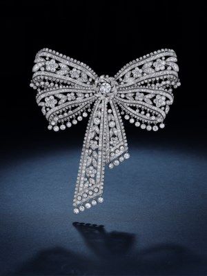 A FINE BELLE ÉPOQUE DIAMOND BOW BROOCH, BY CARTIER;  sold 492,500 USD;  06/12/17.  Christies Diamond Brooches, Bijoux Art Deco, Diamond Knot, Diamond Bows, Bow Brooch, Double Bow, Bow Jewelry, Diamond Brooch, Art Deco Diamond