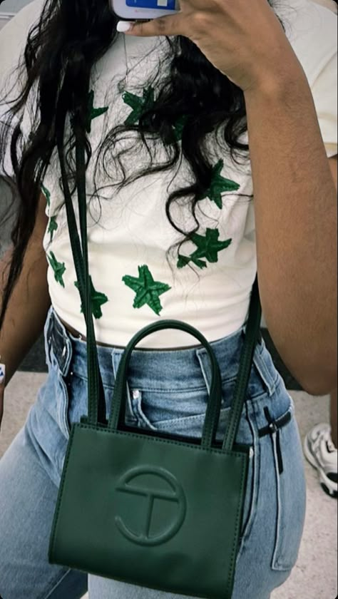 Green Telfar Bag Outfit, Green Telfar, Telfar Bag Outfit, Back To School Looks, Aesthetic Pics To Recreate, Telfar Bag, Pic Inspiration, Pics To Recreate, Bag Outfit