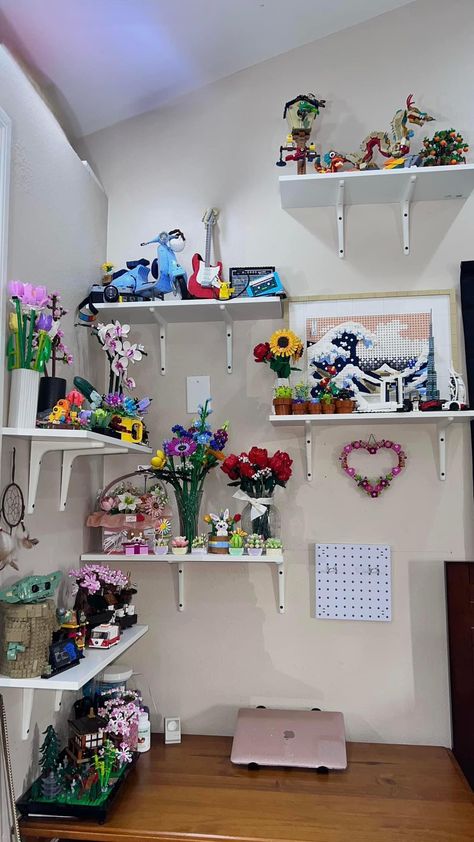 Lego Wall In House, Lego Interior Design Home Decor, Pop Heads Display, Legos Display Ideas, Floating Shelves For Legos, Ways To Display Lego Sets, Bedroom Lego Display, Lego Set Up, Lego Flowers Display