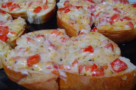 Creamy Bruschetta, Bruschetta Recipe, Summer Dishes, Appetizers And Dips, Party Food Appetizers, Party Foods, Yummy Appetizers, Easy Cooking, Appetizer Snacks