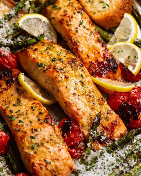 Lemon garlic salmon tray bake - easy & healthy! Salmon Tray Bake, Recipe Tin Eats, Tin Eats, Lemon Garlic Salmon, Parmesan Asparagus, Tray Bake Recipes, Garlic Salmon, Healthy Salmon Recipes, Recipetin Eats