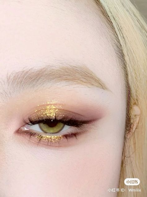 "Oh Christmas brow, oh Christmas brow, how lovely are your arches... Golden Eye Makeup Aesthetic, Hooded Eye Gold Makeup, Eyeshowdow Looks, Gold Asian Makeup, Earth Toned Makeup, Gold Eye Makeup Douyin, Christmas Makeup Douyin, Golden Douyin Makeup, Gold Angel Makeup