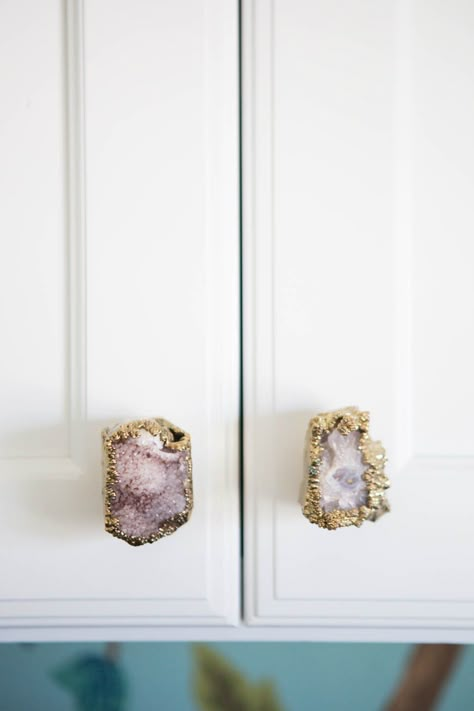 Hippie House, White Shaker Cabinets, Purple Quartz, Decor Guide, Decoration Inspiration, Cheap Decor, Cheap Home Decor, 인테리어 디자인, Home Decor Accessories