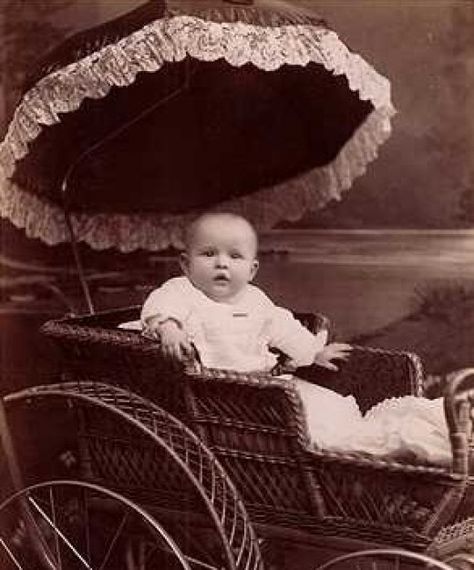 Victorian Baby, Preppy Baby, Vintage Pram, Vintage Children Photos, Baby Buggy, Names For Girls, Victorian Photos, Dolls Prams