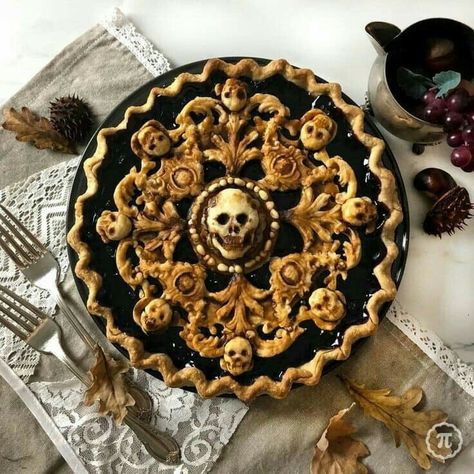 Halloween Pie, Pie Crust Designs, Pies Art, Silicon Molds, Pie Pastry, Spooky Food, Halloween Party Dinner, Halloween Foods, Halloween Baking