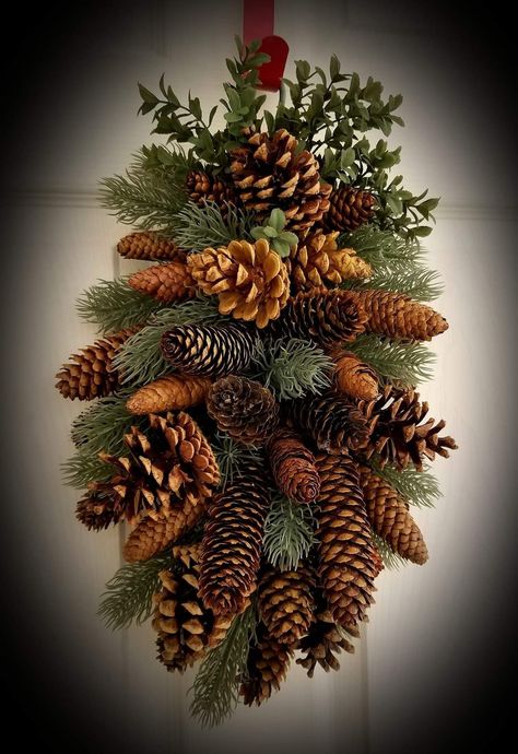 Bowl Of Pinecones, Pinecone Swag Diy, Pine Cone Decorations Diy, Outdoor Christmas Tree Decorations, Pine Cone Christmas Decorations, Pinecone Crafts Christmas, Winter Diy Crafts, Christmas Wreaths Diy Easy, Fall Decor Wreaths