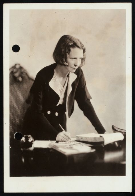 The Evolution of the Love Poem | The New York Public Library Edna St Vincent Millay, Women Writers, American Poets, Writers And Poets, St Vincent, Piece Of Paper, Interesting People, Philosophers, Library Of Congress